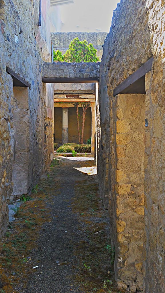 VI.26 Herculaneum, photo taken between October 2014 and November 2019.
Looking east along corridor leading to peristyle. Photo courtesy of Giuseppe Ciaramella.